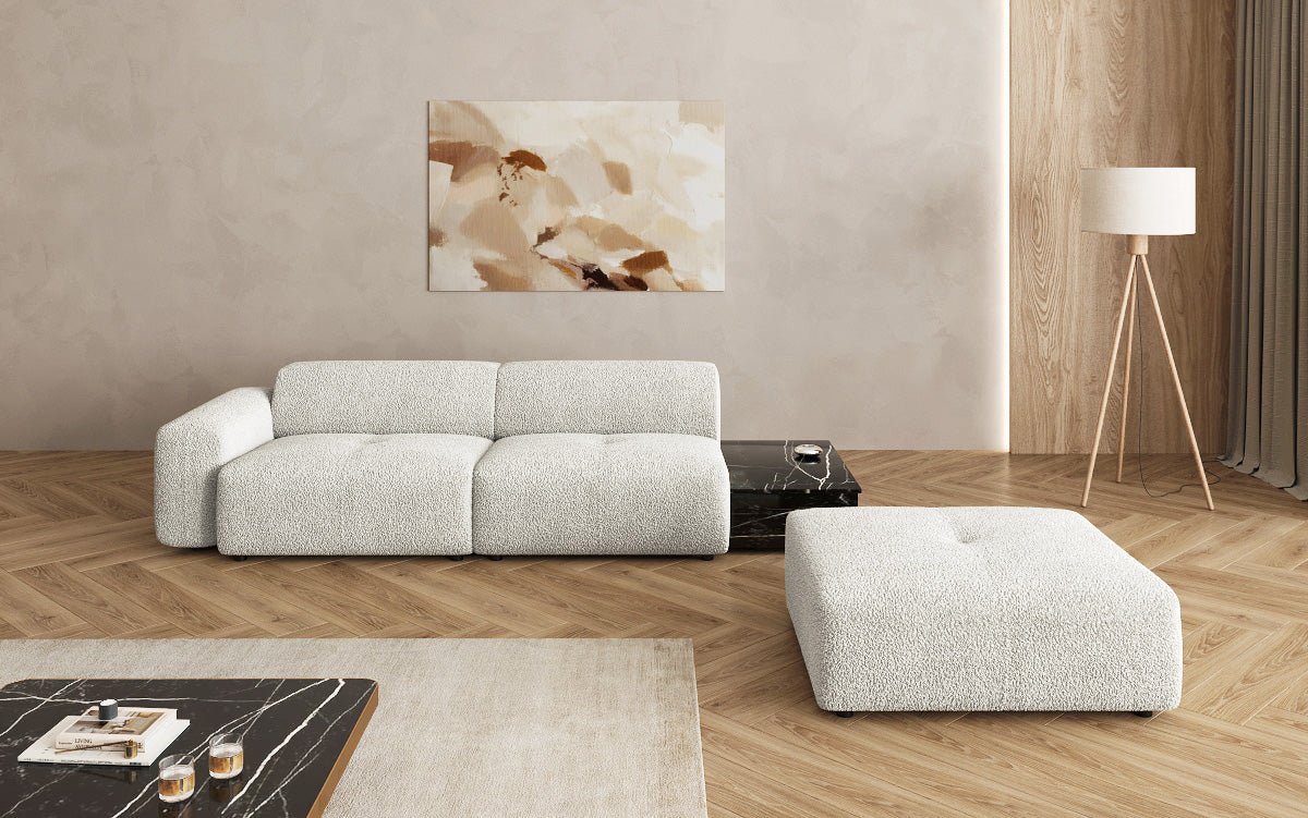 Designer Sofa Calm 3-Sitzer: Modernes Bouclé-Sofa mit Hocker und Beistelltisch