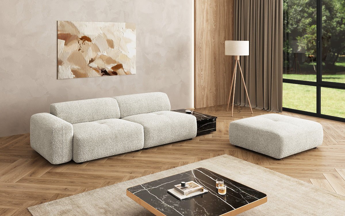 Designer Sofa Calm 3-Sitzer: Modernes Bouclé-Sofa mit Hocker und Beistelltisch