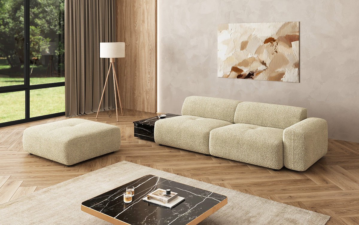 Designer Sofa Calm 3-Sitzer: Modernes Bouclé-Sofa mit Hocker und Beistelltisch