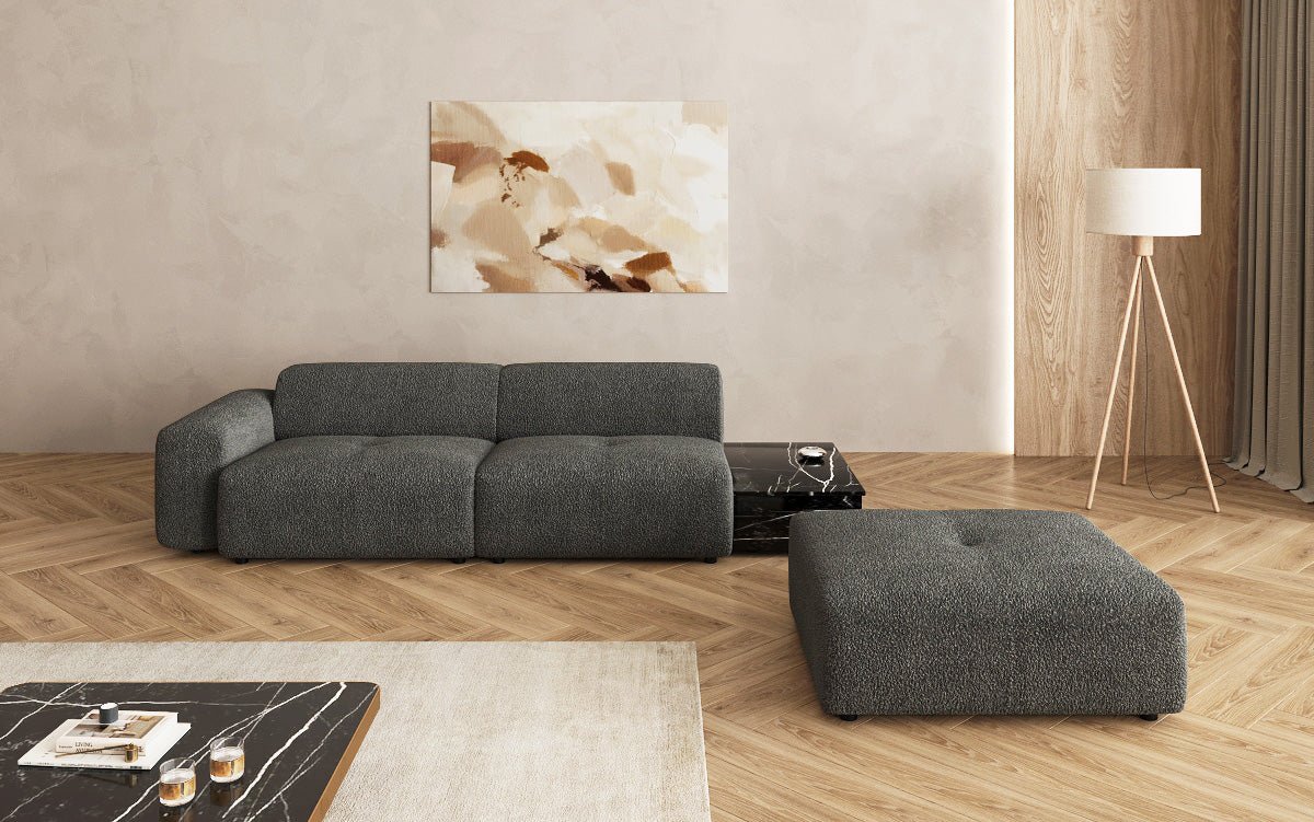 Designer Sofa Calm 3-Sitzer: Modernes Bouclé-Sofa mit Hocker und Beistelltisch