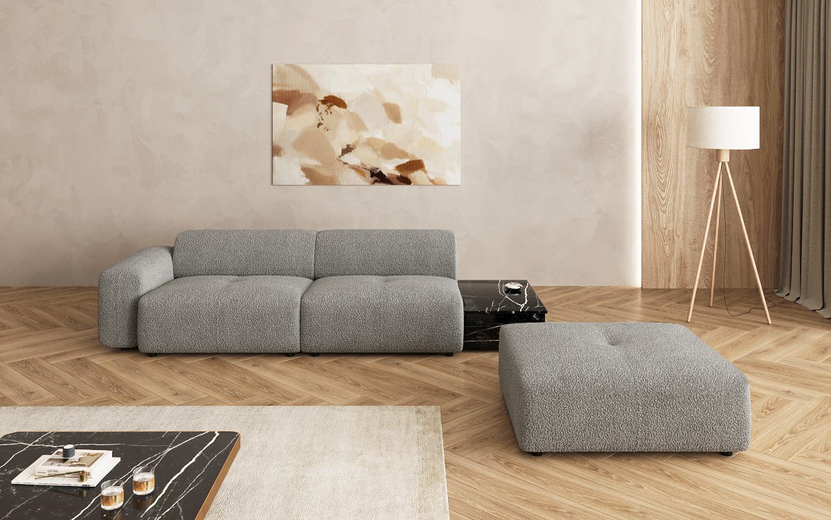 Designer Sofa Calm 3-Sitzer: Modernes Bouclé-Sofa mit Hocker und Beistelltisch