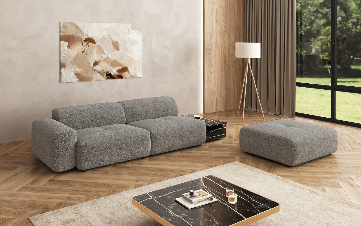 Designer Sofa Calm 3-Sitzer: Modernes Bouclé-Sofa mit Hocker und Beistelltisch