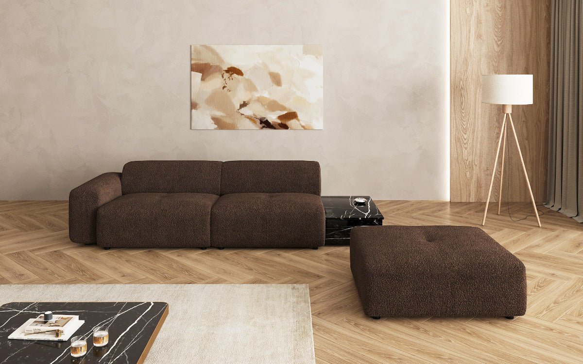 Designer Sofa Calm 3-Sitzer: Modernes Bouclé-Sofa mit Hocker und Beistelltisch