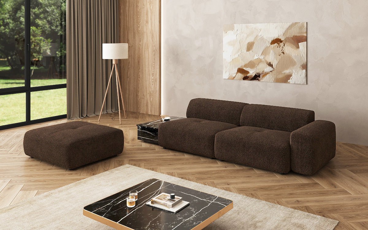 Designer Sofa Calm 3-Sitzer: Modernes Bouclé-Sofa mit Hocker und Beistelltisch