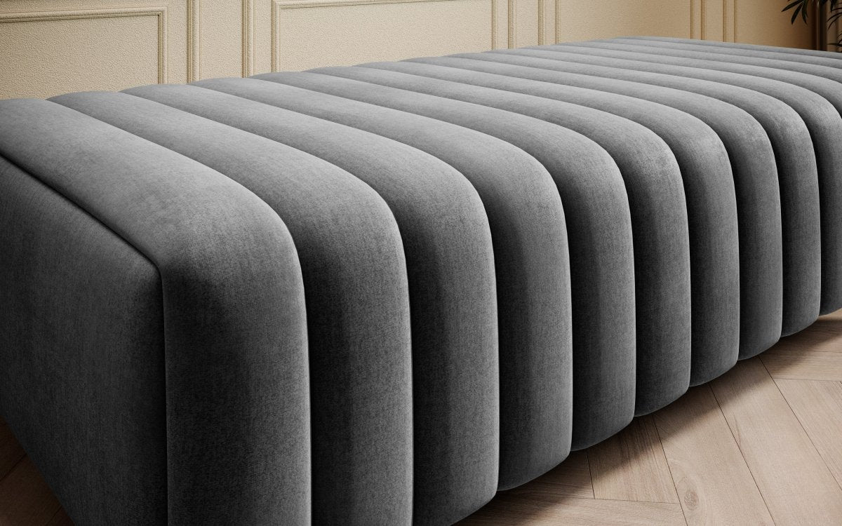 Eleganter Designer Beistellhocker Cadeo: Vielseitiger Akzent für Ihr stilvolles Zuhause