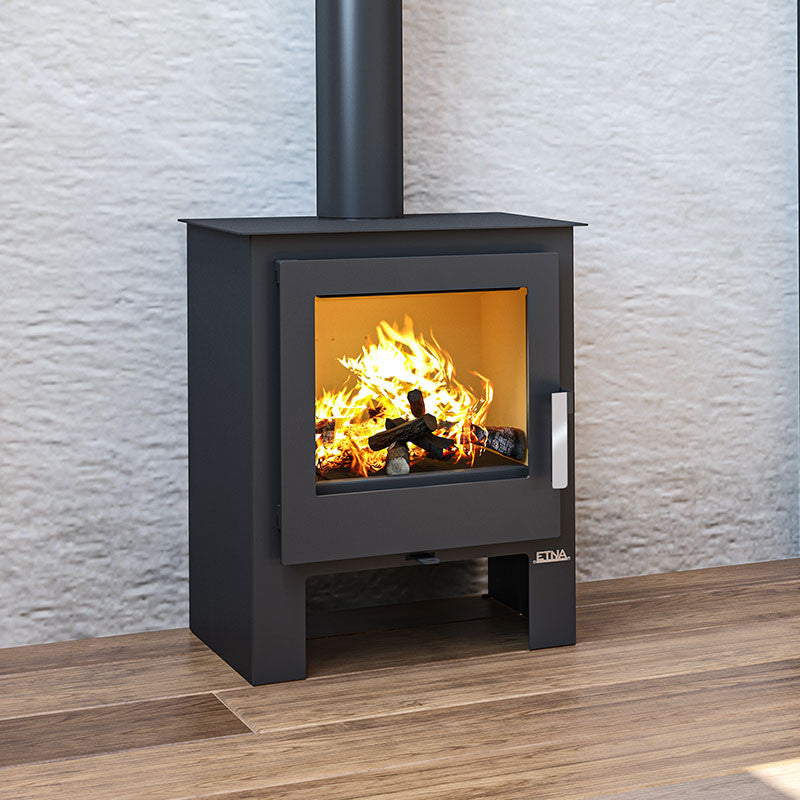 Formentor Etna 11 kW Holzofen: Effiziente Doppelverbrennung, integriertes Holzlager, kraftvolle Wärme
