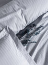 Luxuriöses Satin-Bettwäsche-Set: Elegante Streifen in Grau für Schlafzimmer-Komfort