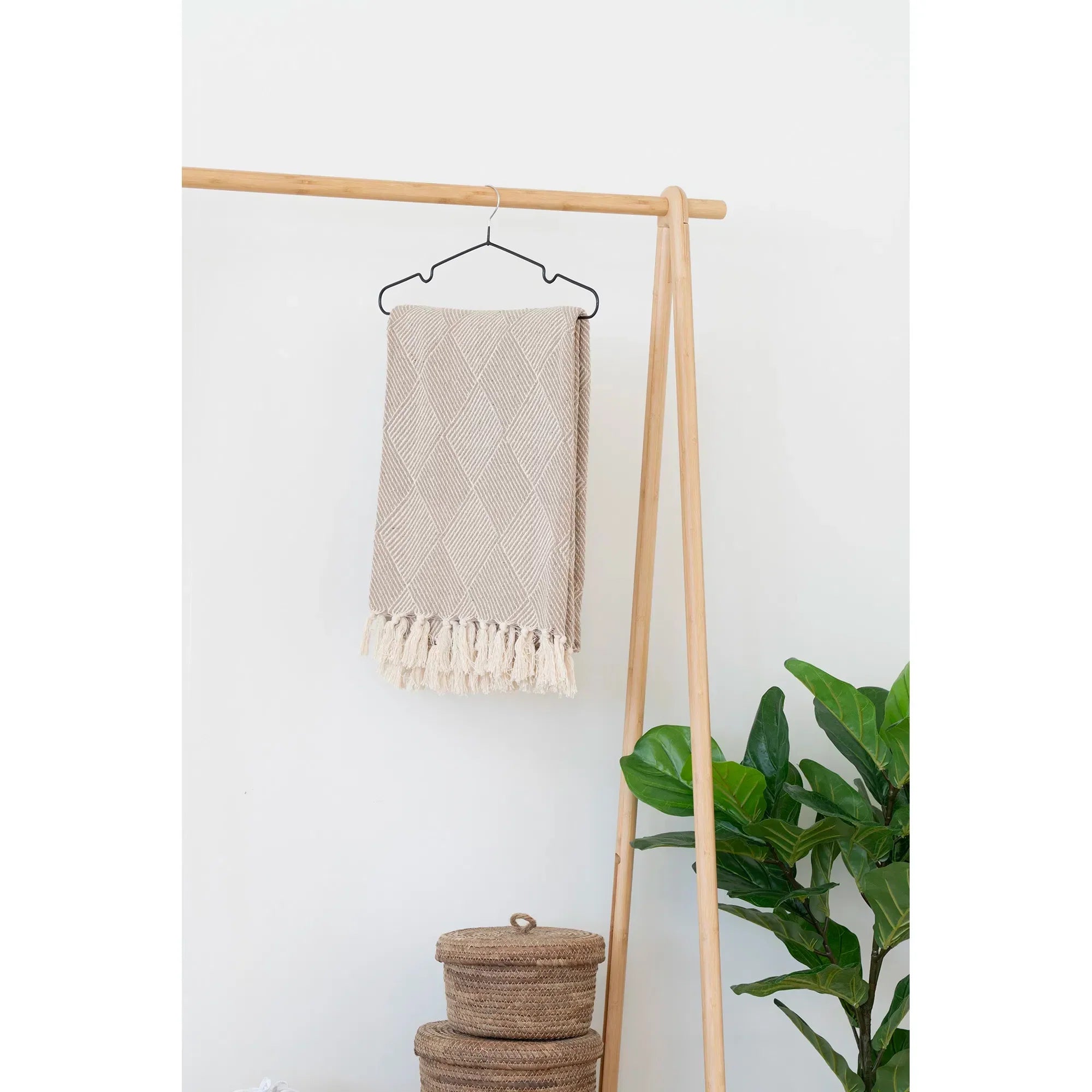 Luxuriöse Taupe Tagesdecke Benno: Weicher Bettüberwurf aus Recycelter Baumwolle