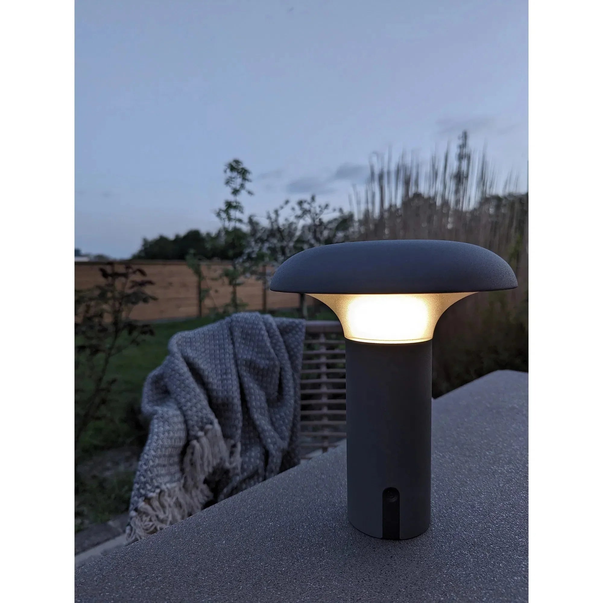 Wiederaufladbare LED Tischlampe Sienna: Stilvolles Akzentlicht für Innen & Außen