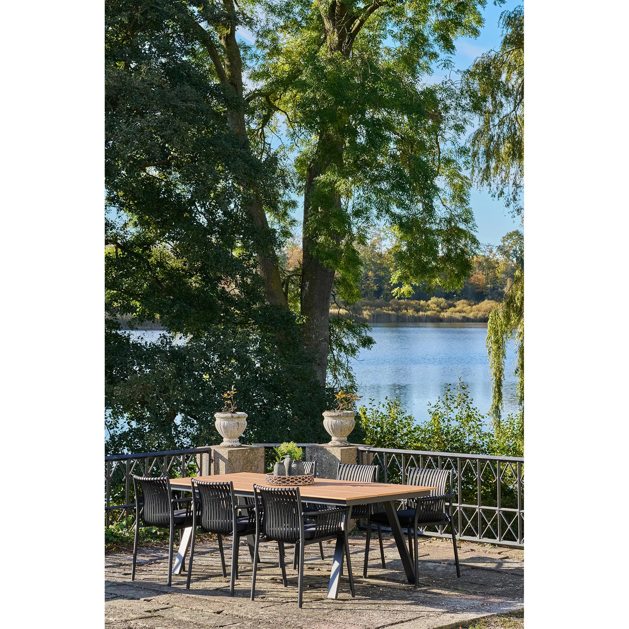 Lorenzo Garten-Esstisch: Robustes Nonwood, elegantes Aluminium, Natur/Schwarz Design