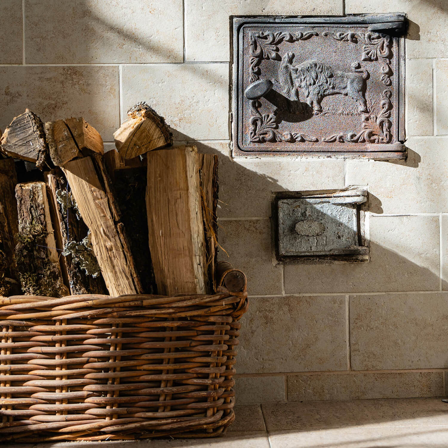 Premium Eichenholz Brennholz 1 RM: Luftgetrocknet, Hoher Heizwert, Lange Brenndauer
