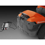 Lade das Bild in den Galerie-Viewer, Husqvarna R 112iC Akku-Aufsitzrasenmäher: Leise, effizient, Combi 85 Mähdeck inklusive
