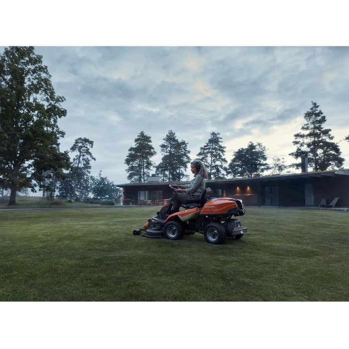 Husqvarna R 216T AWD Allrad-Aufsitzrasenmäher mit 103cm Combi-Mähwerk