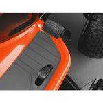 Lade das Bild in den Galerie-Viewer, Husqvarna TS 142T Rasentraktor: Leistungsstark, 107 cm Schnitt, 2-Zylinder Briggs&amp;Stratton Motor
