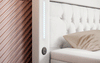 Paradis Boxspringbett mit LED-Beleuchtung, USB-Anschlüssen, Chromfüßen und luxuriösem Samt