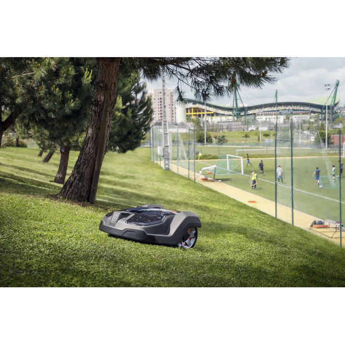 HUSQVARNA 450X Automower®: Smarter GPS-Mähroboter für große Rasenflächen, 5000m²