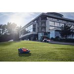 Lade das Bild in den Galerie-Viewer, Husqvarna Automower 550 EPOS: Kabelloser Profi-Mähroboter für 5000m² Gärten
