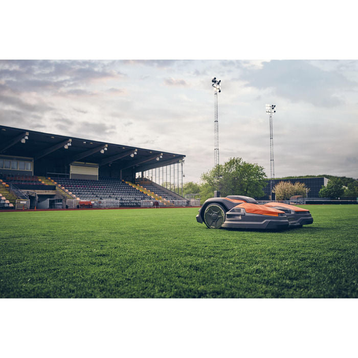 Husqvarna CEORA™ 544 EPOS Großflächen-Mähroboter: Autonom, Präzise, Effizient für 40.000m²